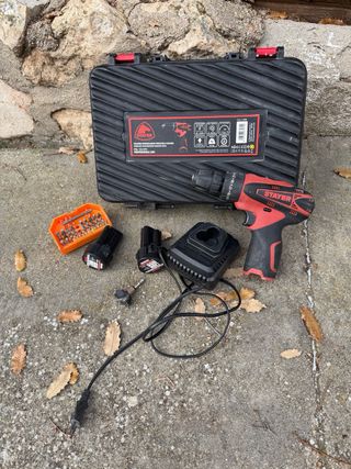 Taladro percutor con cargador y baterías