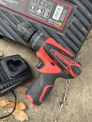 Taladro percutor con cargador y baterías