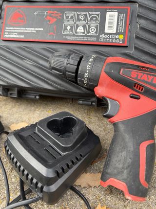 Taladro percutor con cargador y baterías