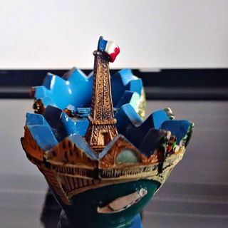 huevo de colección traído desde Paris