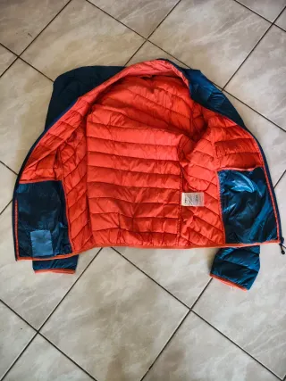 Piumino ultraleggero blu e arancione