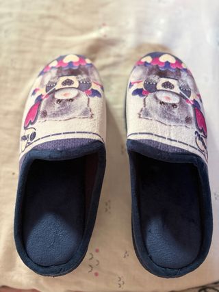 Zapatillas de casa con estampado de oso.