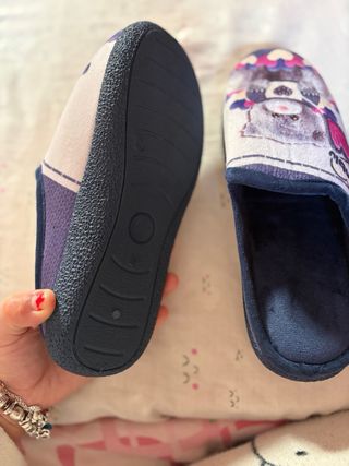 Zapatillas de casa con estampado de oso.