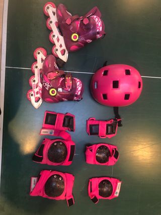 Patines rosas y equipo de protección y casco