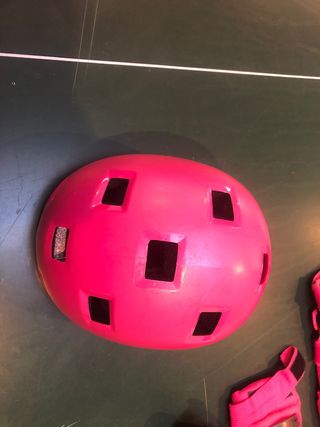 Patines rosas y equipo de protección y casco