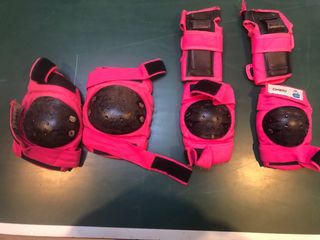 Patines rosas y equipo de protección y casco