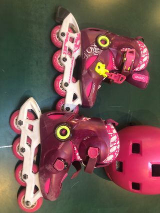 Patines rosas y equipo de protección y casco