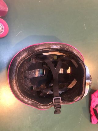 Patines rosas y equipo de protección y casco