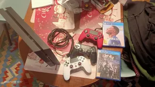 PS4 (PlayStation 4) con 3 controller e giochi