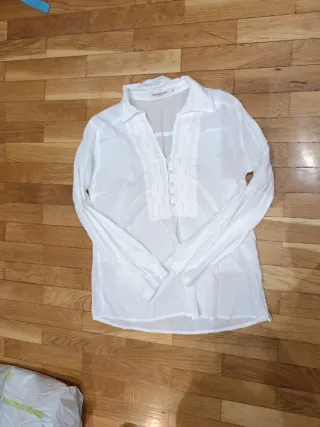 Blusa blanca con detalle frontal. Tallaje pequeño