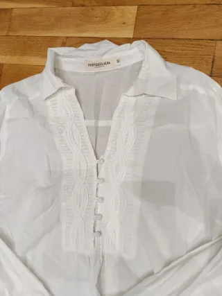 Blusa blanca con detalle frontal. Tallaje pequeño
