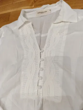 Blusa blanca con detalle frontal. Tallaje pequeño