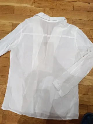 Blusa blanca con detalle frontal. Tallaje pequeño