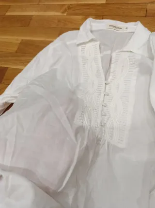 Blusa blanca con detalle frontal. Tallaje pequeño