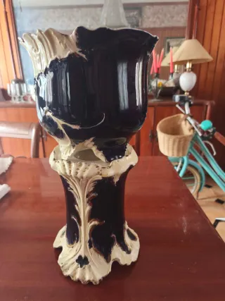 Búcaro antiguo de porcelana azul y beige