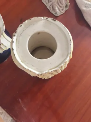 Búcaro antiguo de porcelana azul y beige