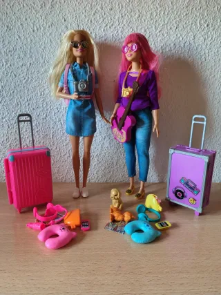 Barbie viaggiatrici con accessori