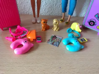 Barbie viaggiatrici con accessori