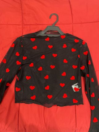 Top negro con corazones rojos SHEIN