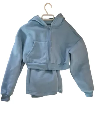 Conjunto azul chaqueta corta y pantalón ancho