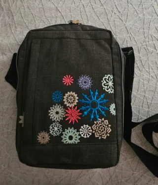 Bandolera gris con bordado multicolor