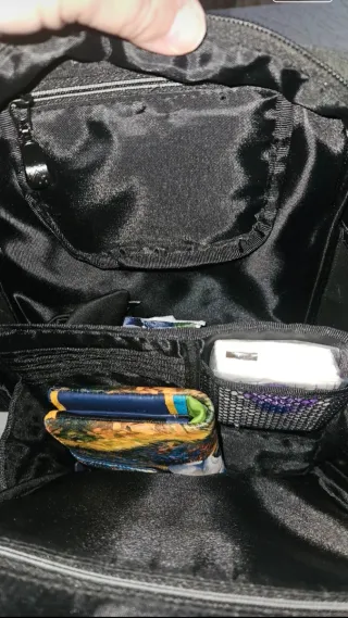 Bandolera gris con bordado multicolor