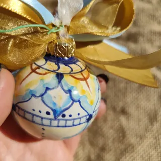 Palla decorativa in ceramica dipinta