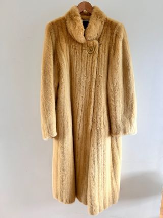 Abrigo amarillo suave color miel ,diseño especial