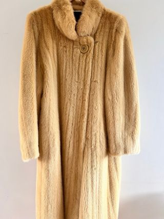 Abrigo amarillo suave color miel ,diseño especial