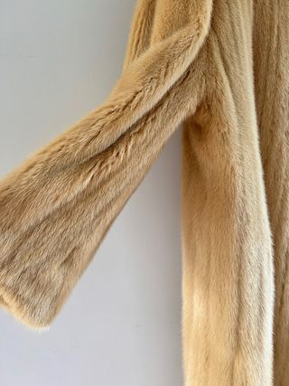 Abrigo amarillo suave color miel ,diseño especial