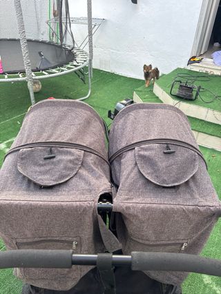 Carro Gemelar Gris con regalo capazo