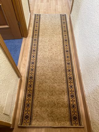 Tappeto da corridoio beige e marrone