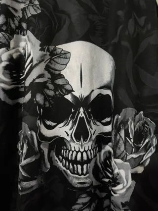 Vestido gótico con calaveras y rosas
