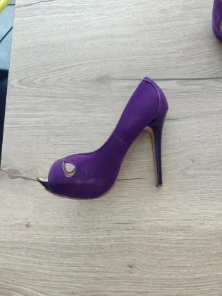 Zapatos de tacón morados peep toe