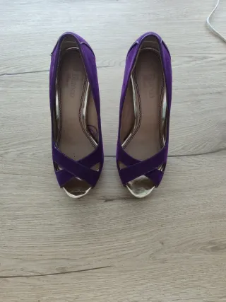Zapatos de tacón morados peep toe