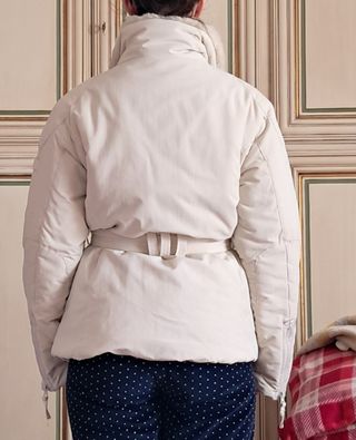 Piumino corto con cintura e eco pelliccia