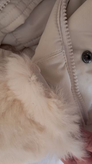 Piumino corto con cintura e eco pelliccia