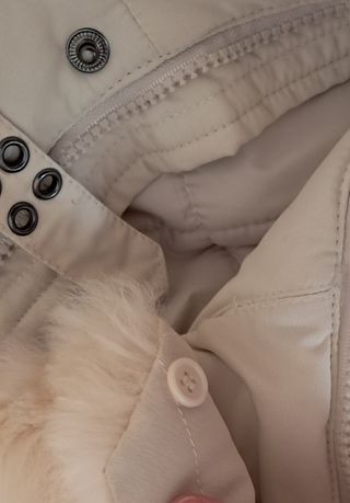 Piumino corto con cintura e eco pelliccia