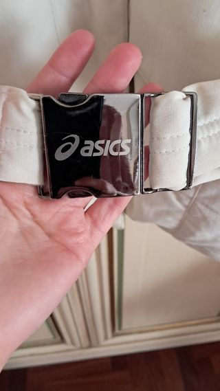 Piumino corto con cintura e eco pelliccia