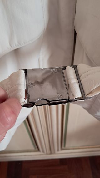 Piumino corto con cintura e eco pelliccia