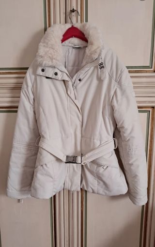 Piumino corto con cintura e eco pelliccia