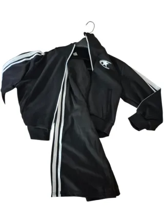 Conjunto deportivo negro con rayas