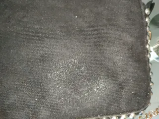 Borsetta nera scamosciata con tracolla a catena