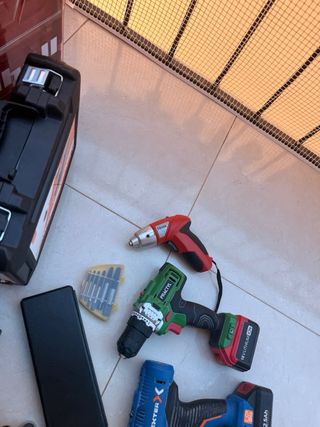 Caja de herramientas Stanley y taladros