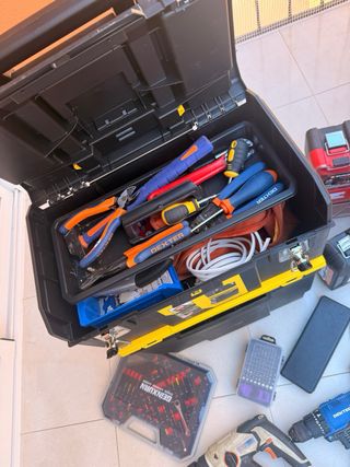 Caja de herramientas Stanley y taladros