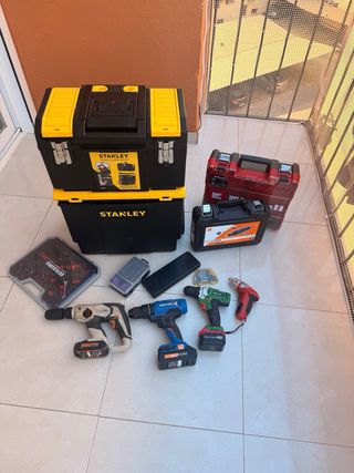 Caja de herramientas Stanley y taladros