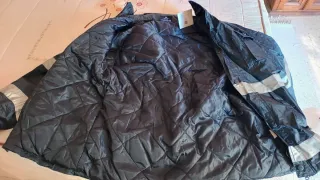 Chaquetón de trabajo negro con detalles plateados