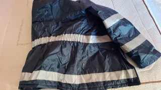Chaquetón de trabajo negro con detalles plateados