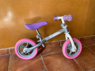 Bici sin pedales morada y rosa.