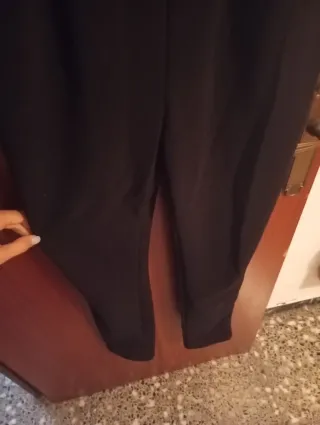 Mono negro con detalles dorados y rojos